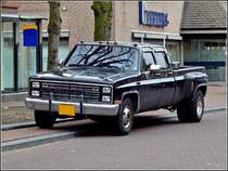 GMC mit Doppelbereifung auf der Hinterachse abgestellt am Straenrand am 10.03.2011.