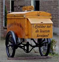 Fahrrrad mit Verkaufswagen als Werbetrger vor eine Bckerrei in Prinsenbeek. 10.03.2011