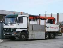 Obwohl dieser Mercedes keine Ladung geladen hat,geht dieser im Heck ganz schn in die Knie.Aufgenommen am 11.Mrz 2011 bei einem Baustoffhandel in Bergen/Rgen.