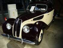 BMW 327 Coupe. Der 327´er wurde 1937 vorgestellt und bis 1941 produziert. Hier wurde ein 327 des letzten Baujahres 1941 abgelichtet. Der 6-Zylinderreihenmotor leistete 55 Ps aus 1.971 cm Hubraum. Ab 04.1938 war der schnittige Sportwagen auch mit dem 80 PS Motor des 328 lieferbar. Das ausgestellte Auto ist im Originalfarbton moccabraun/beige lackiert. Dsseldorfer Meilenwerk 20.03.2011.