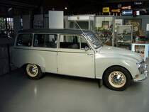 DKW Auto Union 1000 Universal. 08.1959 - 11.1962. Der ausschlielich 2-trig lieferbare Kombi Universal kostete in der Grundausstattung DM 6.725,00. Motorisiert mit einem 3-Zylinderzweitaktreihenmotor leistete er aus 980 cm 44. PS. Das Mischungsverhltnis betrug 1:40. Das abgelichtete Fahrzeug ist ein Schwedenimport. Dsseldorfer Meilenwerk 20.11.2011.