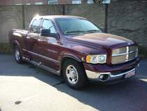 Dodge Ram 2500 Laramie von 2003. 5.883 cm V8-Dieselmotor mit 305 PS sorgen fr ordentlichen Vortrieb. Besucherparkplatz Dsseldorfer Meilenwerk 20.03.2011.