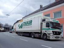 ACTROS-1844 der Sped. Stadler hat sich whrend seiner Wochenendruhe ein paar PKW-Parkpltze in der Rieder Innenstadt zu Eigen gemacht;110320