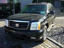 Cadillac Escalade, der 2. Generation. 2003 - 2008. Dieser Super-Luxus SUV, ursprnglich als Konkurrent fr den Lincoln Navigator auf den Markt gebracht, konnte wahlweise mit einem 5.3l oder 6.0l V8-motor geordert werden. Der  kleine  Motor leistet 295 PS und der  groe  347 PS. Dsseldorfer Meilenwerk 20.03.2011.