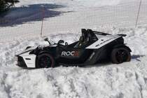 Ein X-Bow von KTM im Race-of-Champions Design steht im Skihang an einer Htte oberhalb von Lech (1.3.11)