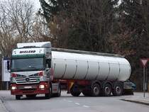 ACTROS von WIELEND kurvt mit dem Milch beladenen Sattelauflieger zur Molkerei;110319