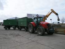 Gleich zwei Hnger am Haken hatte dieser Massey-Ferguson am 11.Mrz 2011 in Bergen/Rgen.