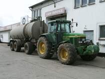 Auch ein John Deere-Traktor hat mal Reifenprobleme,so stand am 11.Mrz 2011 dieser John Deere 7810 vor einer Reifenstation in Bergen/Rgen. 