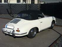 Porsche 356 SC Cabriolet. 1963 - 1965. Die Leistung der SC Modelle wurde durch die Bestckung mit zwei 40´er Solex Doppelvergasern um 20 PS auf 95 PS erhht. Ein solches Cabriolet kostete 1963 DM 17.450,00. Besucherparkplatz des Dsseldorfer Meilenwerkes 20.03.2011.