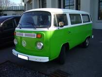 VW T2b Kombi. 1973 - 1979. Motorisiert mit einem 1.795 cm 4-Zylinderboxermotor leistet dieser  Bulli  68 PS. Besucherparkplatz des Dsseldorfer Meilenwerkes 20.03.2011.