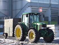 6320 erreicht mit dem angekoppelten Viehhnger die FIH-Stallungen;101221