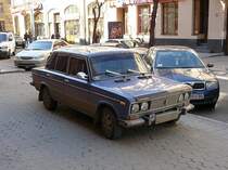 ZHIGULI so hiess diese Auto damals in die USSR. Siehe auch: http://en.wikipedia.org/wiki/AvtoVAZ 
Fotografiert in Lviv, Ukraine am -03-2008.