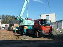 Scania P 340 mit Liebherr-Kran beim Aufstellen eines Fertighauses in 36100 Petersberg - Marbach, M�rz 2011