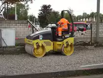 Eine kleine Walze von Eichholz beim Pl�tten von Schotter f�r die Stra�enbahnlinie 52 in Mainz am 25.09.08