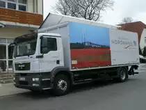 Mit dem Motiv der R�genbr�cke steht dieser MAN-Bierlaster am 28.M�rz 2011 vor einer Gastst�tte in Bergen/R�gen.