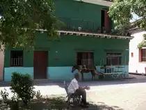 Private Kutsche, die aus dem gerade Vorhandenen zusammengebastelt wurde.
Auf Kuba fehlt es allenthalben an Transportm�glichkeiten. 
Kutschen sind daher auf Kuba ein �bliches Fortbewegungsmittel.
Sancti Spiritus, Kuba.
09-2003