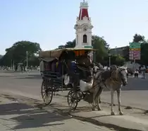 Dies pferdebetriebene Kutsche ist hier als Busersatz unterwegs.
So nach dem Motto drei Kutschen ersetzen einen Bus. Dies findet nicht etwa nur auf dem platten Land statt. Nein, diese Kutsche f�hrt in Santiago de Cuba, der mit zirka 500.000 Einwohnern zweitgr��ten Stadt Kubas. Aber auf Kuba fehlt es allenthalben an Transportm�glichkeiten. 
Kutschen sind daher auf Kuba ein �bliches Fortbewegungsmittel.
Santiago de Cuba, Kuba.
09-2003