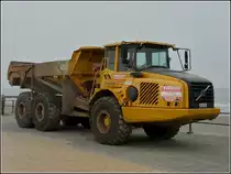 Dieser Volvo Dumper wartet auf dem Deich bei Raversijde auf Arbeit. 27.03.2011