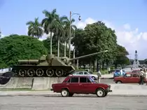 Dieser Lada 1500 ist vor dem Revolutionsmuseum von Havanna (zu dem der Panzer geh�rt) zu sehen.

Habana, Kuba
09-2003