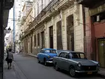 Peugeot 404 (aus argentinischer Produktion) in der Altstadt von Havanna. Dahinter ein US-Wagen aus den fr�hen F�nfzigern.

Habana, Kuba
09-2003