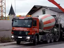 ACTROS  f�ttert  bei tr�ben Herbstwetter eine Betonpumpe;101104