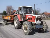 STEYR 8100 hat mit dem Einachsh�nger eine Fuhre Schotter zu einer kleinen Stra�enbaustelle herangekarrt;110330