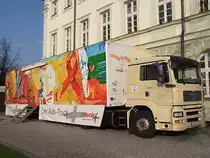 MAN TG310A macht mit dem Aids-Truck Auflieger Station in Alt�tting;110328