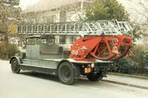 Ehemaliges BERNA Feuerwehrauto BE 1343 mit Leiter unterwegs fr die Stadtgrtnerei Biel / Bienne im Mai 1986 ... ( Habe keine ahnung ob es diese Fahrzeug Heute noch gibt )