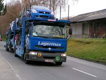 Renault Autotransporter einer groen Spedition bringt wohl eine neue Lieferung heran; 080408
