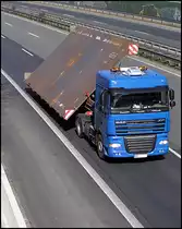 29.03.2011: hier darf nichts verrutschen - ein DAF XF auf der A45-  schr�g gelagerte Stahlplatten hat er geschultert.. 