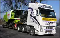 04.03.2011: Volvo FH 480 Schwertransporter aus Italien , die Ladung besteht aus einem teilweise zerlegten M�hdrescher vom Typ Claas Lexion 740 - 