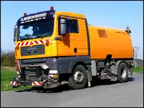 08.04.2011 :bei der Arbeit ist das Kehrfahrzeug vom Typ Cytifant 60 - Tr�gerfahrzeug ein MAN - TGA 18.350