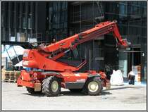 Dsseldorf Hafenspitze, 13.07.2010: Dieser Manitou Telekoplader war auf der Baustelle des Hotel- und Brokomplexes in der Endphase der Arbeiten im Einsatz. Das Hotel ist inzwischen bereits erffnet.