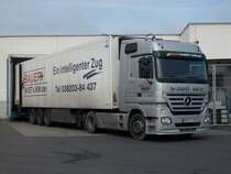 Mercedes-LKW bei der Entladung an einem Supermarkt in Bergen/Rgen am 11.04.2008