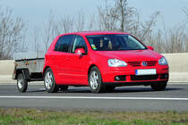 VW Golf V mit Hnger auf der A61 bei Miel - 21.03.2011