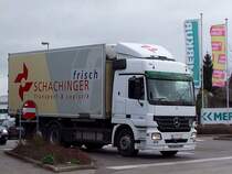 ACTROS-2541 verlsst nach getaner Zustellung eine Merkur-Filiale;110401