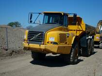 Volvo A35D, der knickgelenkte Kipper hat keine Straenzulassung und wird nur auf Baustellen, Kiesgruben, Tagebauen u.. eingesetzt, der 6-Zyl.Turbo-Diesel hat 12L Hubraum und 388PS, wurde von 2001-07 gebaut, April 2011