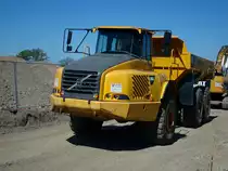 Volvo A35D, der knickgelenkte Kipper hat keine Stra�enzulassung und wird nur auf Baustellen, Kiesgruben, Tagebauen u.�. eingesetzt, der 6-Zyl.Turbo-Diesel hat 12L Hubraum und 388PS, wurde von 2001-07 gebaut, April 2011