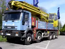 09.04.2011: ...alt aber technisch o.k. - der IVECO mit Cursor Motor.. hier vermutlich ein Eurocargo mit Sonderaufbau f�r den Fall, da� es mal wieder hoch hinaus gehen soll..