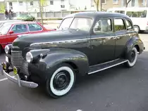 Chevrolet Special Deluxe Sort Sedan von 1940. Der 6-Zylinderreihenmotor leistet aus 3.6l Hubraum 90 PS. Der Wagen ist angeblich in der Originalfarbe  Schlachtschiffgrau  lackiert. Ein solcher Wagen kostete 1940 US$ 802,00 in Grundausstattung. Saisoner�ffnung am D�sseldorfer Meilenwerk 10.04.2011.