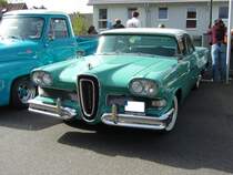 Edsel Pacer Series B Hardtop Sedan von 1958. Der 6.416 cm groe V8-motor leistete 345 PS. Von dieser Karosserievariante des Edsel verkaufte Ford im Jahr 1958 lediglich 5.920 Einheiten. Wie ja bekannt ist mutierte der Edsel zum grten  Flop  in der Konzerngeschichte von Ford. Saisonerffnung asm Dsseldorfer Meilenwerk 10.04.2011.