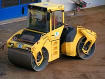 BOMAG-Walze ebnet noch den Schotterplatz ein, bevor Asphalt angeliefert wird; 080409