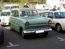 Ford Taunus 12M Kombi. 1959 - 1962. Das werksintern G13 genannte Modell erschien bereits 1952. Es gab insgesamt vier Serien vom G13. Whrend bei den Serien 1-3 noch die Weltkugel die Wagenfront zierte, fiel diese bei der vierten Serie weg. Von diesem Kombimodell wurden insgesamt 9.707 Fahrzeuge gebaut. Angeblich sind noch vier fahrbereite Kombis bekannt. Saisonerffnung am Dsseldorfer Meilenwerk 10.04.2011.