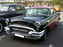Buick Special 40 twodoor Sedan von 1955. Die Special 40 Modelle des 1955´er Jahrganges waren die unterste Ausstattungsvariante. Darber waren die Modelle Super 50, Century 60 und Roadmaster 70 angesiedelt. Der V8-motor leistete aus 4.324 cm Hubraum 188 PS. Saisonerffnung am Dsseldorfer Meilenwerk 10.04.2011.