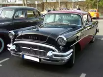 Buick Special 40 twodoor Sedan von 1955. Die Special 40 Modelle des 1955´er Jahrganges waren die unterste Ausstattungsvariante. Dar�ber waren die Modelle Super 50, Century 60 und Roadmaster 70 angesiedelt. Der V8-motor leistete aus 4.324 cm� Hubraum 188 PS. Saisoner�ffnung am D�sseldorfer Meilenwerk 10.04.2011.