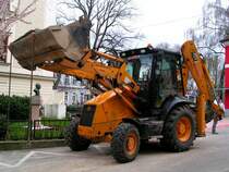 JCB-Bagger whrend eines kurzen Arbeitstopps; im Hintergrund ist die Bste des Heimatdichters Hans Schatzdorfer erkennbar; 080411