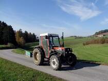 FIAT 45-66DTS ist mit einer Heckschaufel zu den Obstbumen unterwegs;101022