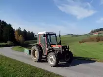 FIAT 45-66DTS ist mit einer Heckschaufel zu den Obstb�umen unterwegs;101022