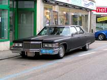 CADILLAC mit blauem berstellkennzeichen bentigt zwei gebhrenpflichtige Kurzparkpltze in Ried i.I.; 080411