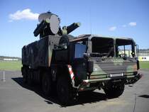 MAN 15T 8x8 der Bundeswehr mit dem Flugabwehrraketensystem Roland, diese Systeme wurden zum Schutze von deutschen und amerikanischen Fliegerhorsten und spter im Rahmen der allgemeinen Luftverteidigung eingesetzt. Dieses System wurde 2002 auer Dienst gestellt. Gesehen im Luftwaffen-Museum Gatow, 09.04.2011